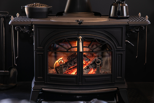 オシャレなブラック薪スートブ